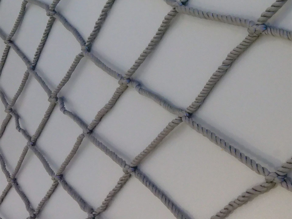 Knotted vs Knotless Ball Nets