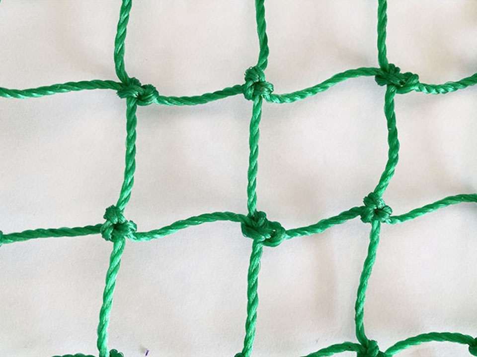 Knotted vs Knotless Ball Nets