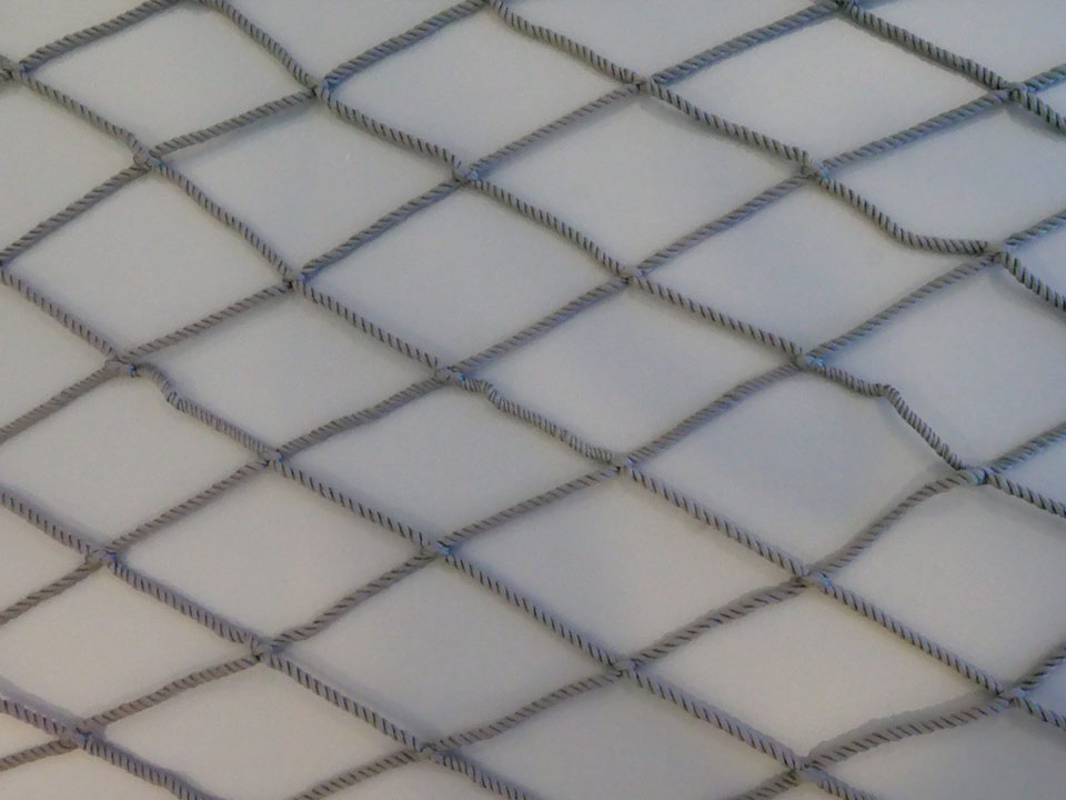 Knotted vs Knotless Ball Nets
