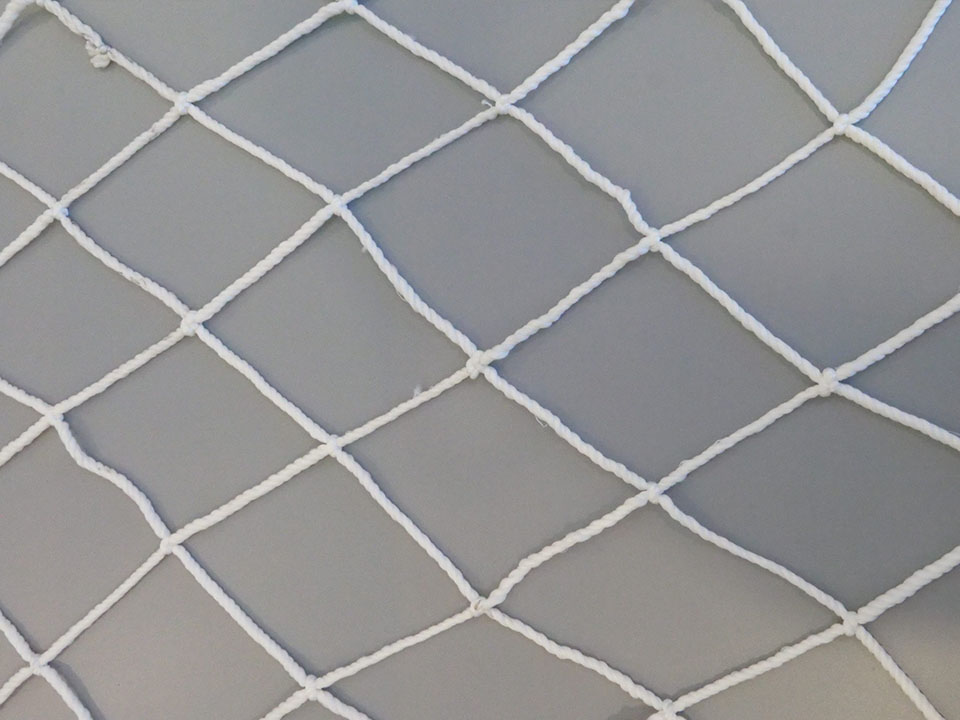 Knotted vs Knotless Ball Nets