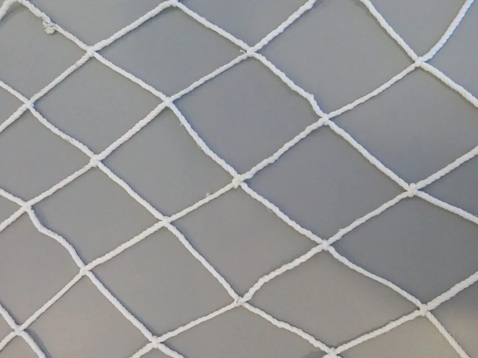 매듭이 있는 볼 네트와 매듭이 없는 볼 네트